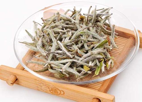  陈年老白茶的功效是什么 喝陈年白茶对身体的益处介绍