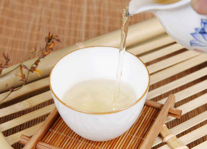  白茶利弊分别有哪些 详细解说白茶的好处和坏处
