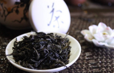 <b> 大红袍岩茶多少钱一斤 2020武夷岩茶大红袍的最新价格</b>