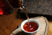  陈年普洱茶的冲泡方法 喝普洱茶撬茶与醒茶的技巧