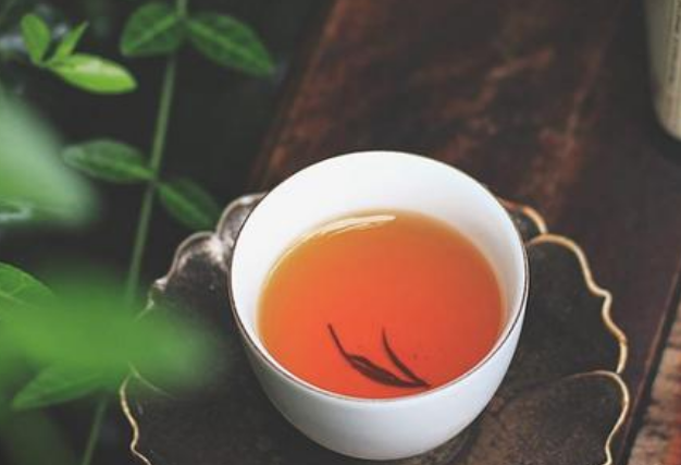  红茶和绿茶哪种减肥效果好 喝绿茶的禁忌 什么人不适合喝红茶与绿茶