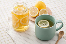  柠檬茶的正确泡法 柠檬茶苦的原因 白天喝柠檬会发黑吗