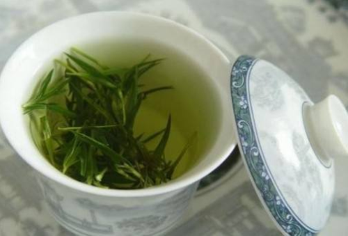 西湖龙井以什么水冲泡