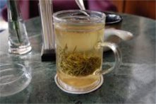  喝白茶的好处有哪些 常常饮用白茶的功效与作用