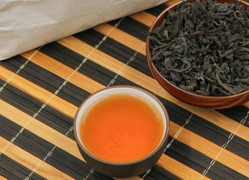  陈年安化黑茶的功效与作用是啥 喝陈年黑茶对身体的好处