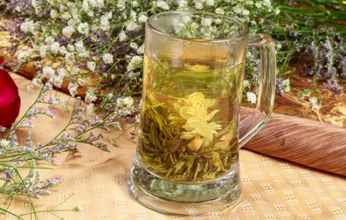  绿茶和菊花茶的禁忌 饮用绿茶和菊花茶应注意什么