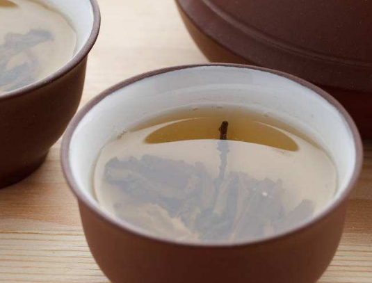  柠檬泡绿茶的功效 柠檬与绿茶的营养成分 柠檬绿茶可以帮助消化