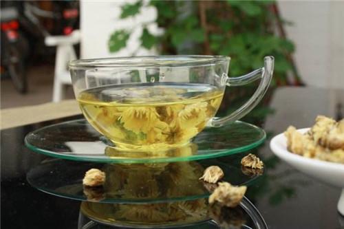  菊花茶的保健作用 菊花茶最好是即冲即饮