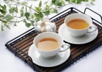  晚上喝红茶还是绿茶好 晚上适合喝红茶好还是绿茶