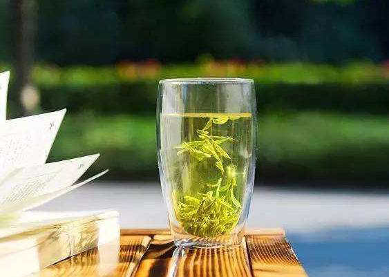  绿茶的功效与好处 喝绿茶能延缓衰老 抑制心血管疾病 抗病毒