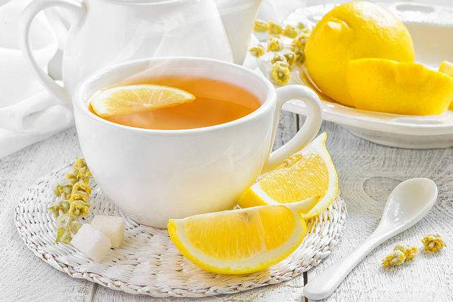  柠檬和茶叶能一起泡吗 柠檬配红茶好还是绿茶好