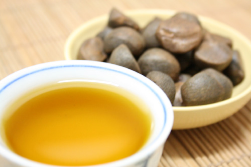  茶叶籽油的功效与作用 茶籽油有美容护肤和治暗疮等功效作用